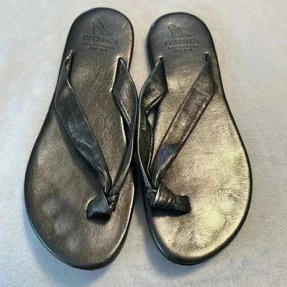 Sak’s Fifth Avenue 10022-SHOE Metallic Leather Sandals. Size 8 - Picture 11 of 11